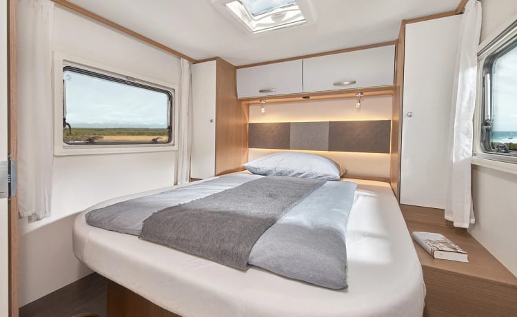 23/24 – Beautiful compact camper with a 2-person fixed bed and a 2-person pull-down bed.