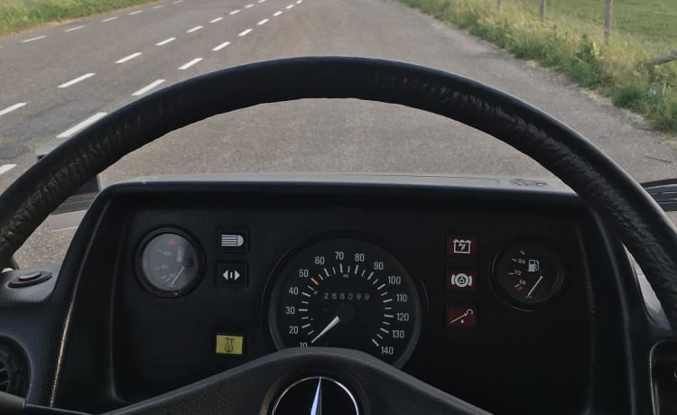 Sjaak  – 2p Mercedes-Benz bus oldtimer uit 1979