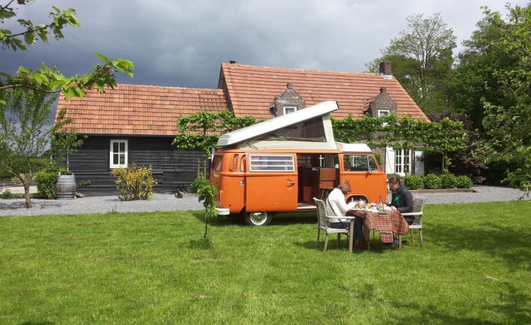 Lady Orange – Volkswagen Camperbus von 1974 (4 Personen)