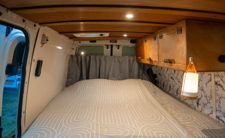 Horizon – Adventurous Full Off-Grid camper van with Nespresso, oven and longitudinal bed