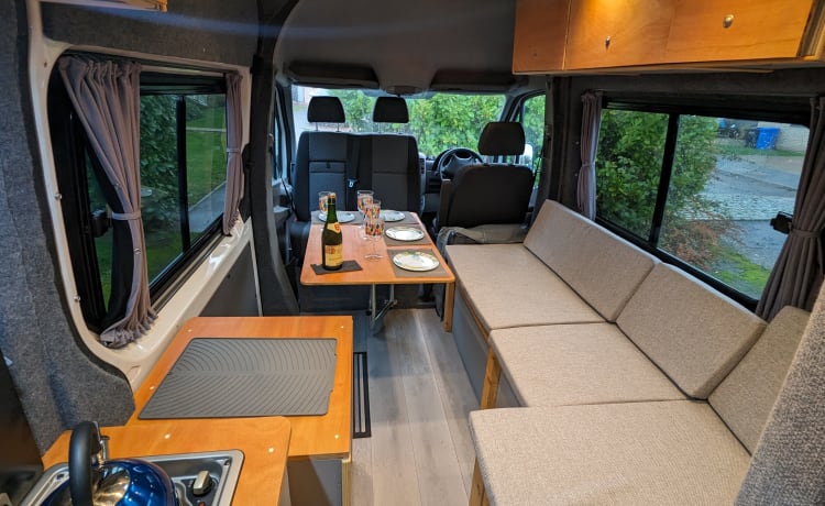 Van Blanc – Incredibly flexible and spacious VW Crafter LWB
