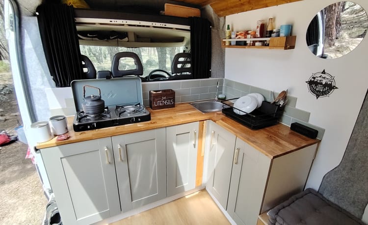 The Clamber Camper – Adventure Van, lit double fixe, nombreux rangements 