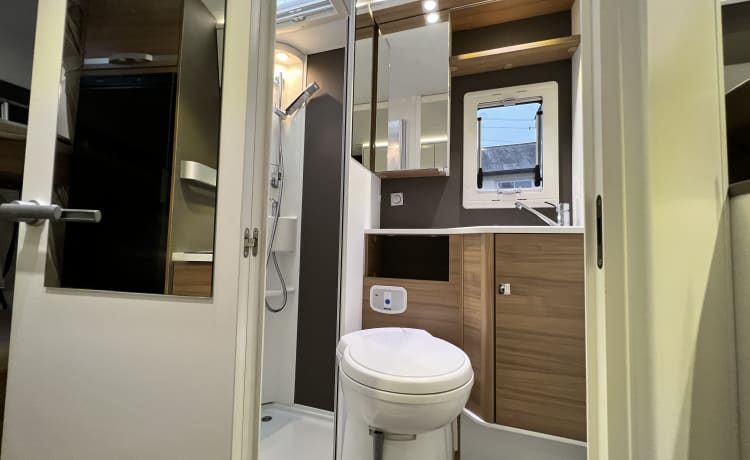 Dolly – Luxury 7 birth Family Motorhome and u can have unlimited  mileage  in uk 