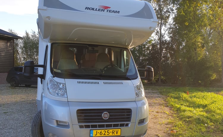 RollerTeam2 – Luxury Rollerteam camper, 5 belts and lots of storage space, fully furnished