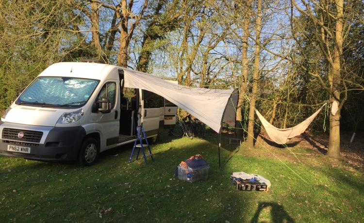 Eve's camper – 2 persoons camper plus voortent EN Tempur matras!