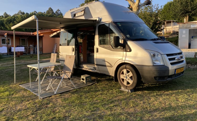 Practical and comfortable Ford Nugget with high roof