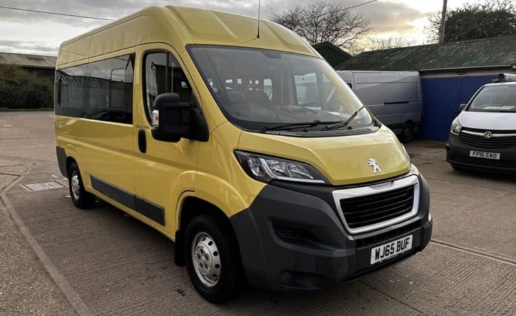 Vincent – a comfy yellow 2 berth Renault campervan from 2015