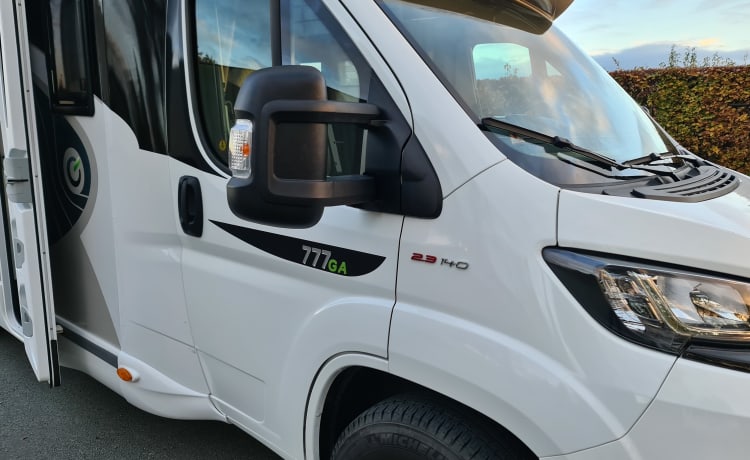 L199VP – Chausson 777GA Automatique Titane VIP très luxueux, km gratuits