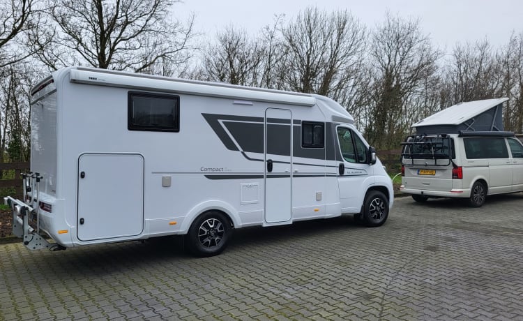 Compact DL – Very spacious camper with air conditioning in the living area and complete inventory