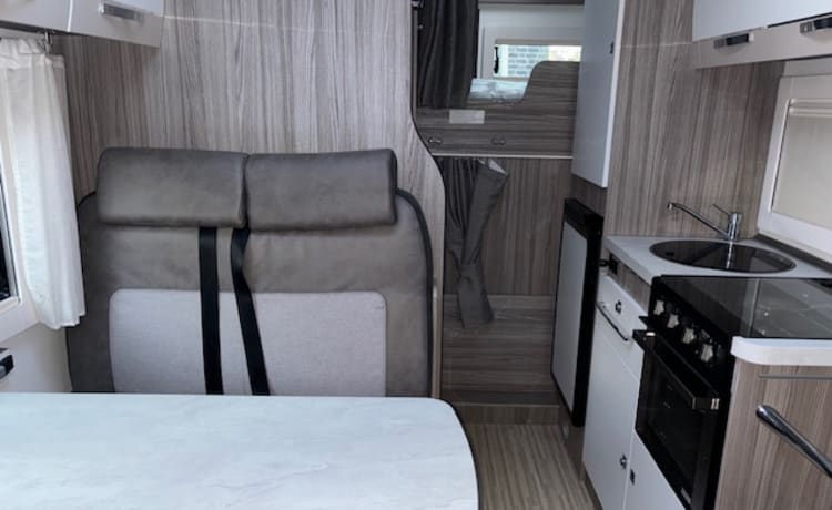 Beni – 6 Berth / 6 Seatbelt Benimar Primero 313