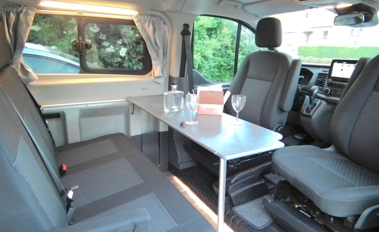 Kompana – Nieuwe en perfect uitgeruste camperbus. Luxeauto met 4 slppl! 