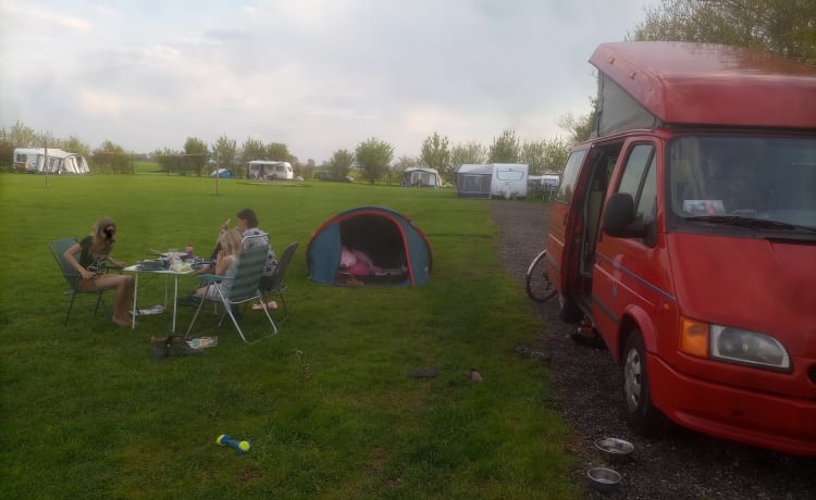 De Rode Smurf – Le Schtroumpf roux, camping-car fiable, pour lui-même toute une famille.