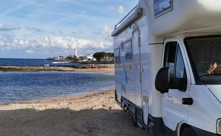 Mizar – Großer Camper mit 2 Doppelbetten, um durch ganz Sardinien zu reisen