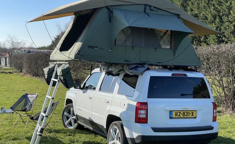 Avventura in tenda da tetto con Jeep Patriot e tenda da tetto Thule