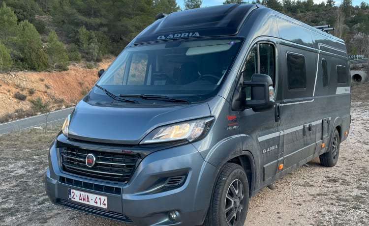 Adria Twin Supreme – Comodo autobus camper con cambio automatico + vignetta svizzera