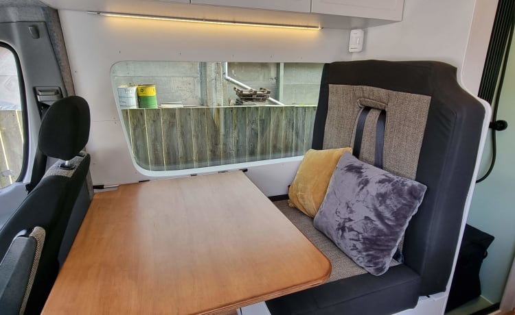 Buzz – Mercedes LWB Sprinter a 4 posti letto - Epic Adventure Van