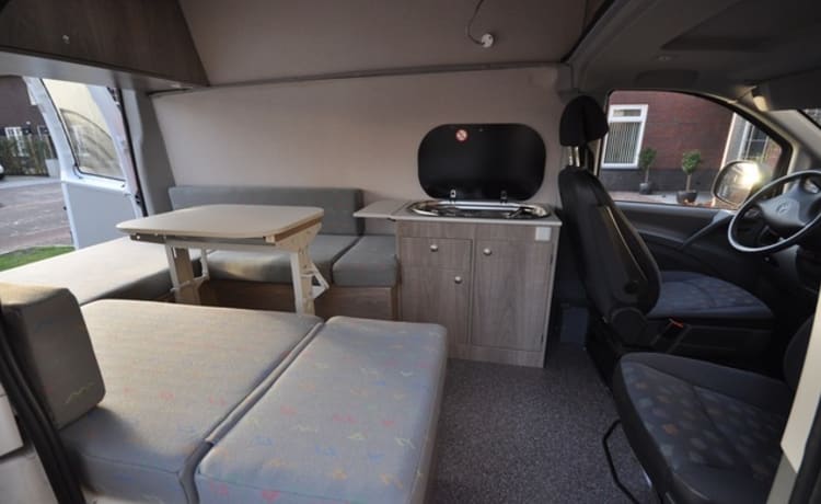 Type 3B – Stoere Mercedes Vito met een groot bed