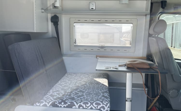 Comfortable Renault camper van for 2 (max 3) people