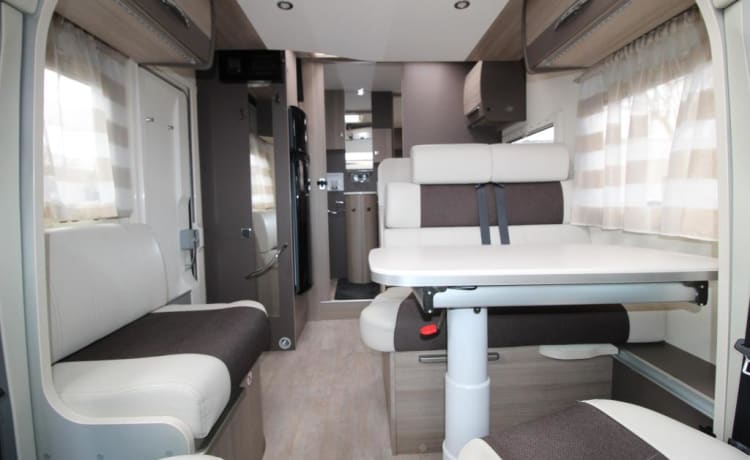 4p Challenger semi-integrated with queen bed