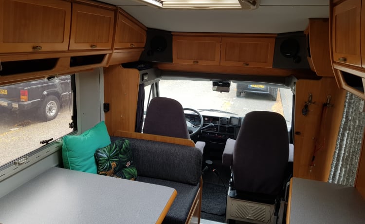 Hymer 4 personnes spacieux et très complet