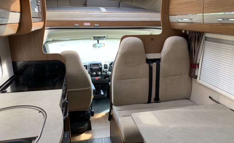 Auto Trail Apache 700 6 Couchettes 6 Sièges de voyage