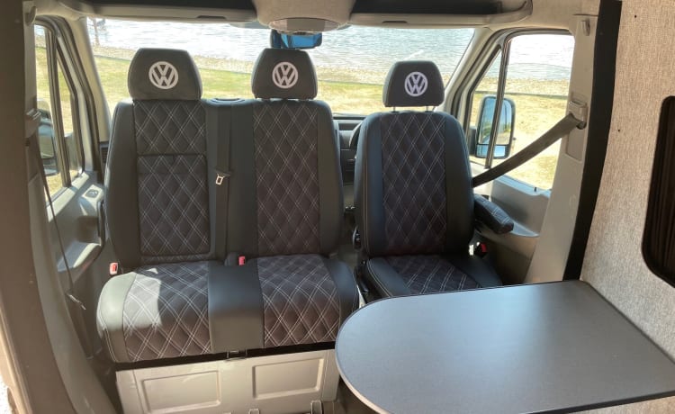 Finley – 'Finley' Luxuriöser VW Crafter Expedition Campervan Aufstelldach für 4 Personen