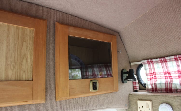 Poppy – VOLKSWAGEN T25 RETRO CAMPER MET 4 SLAAPKAMERS UIT DE JAREN 80, DIESELVERWARMING, OFF GRID.