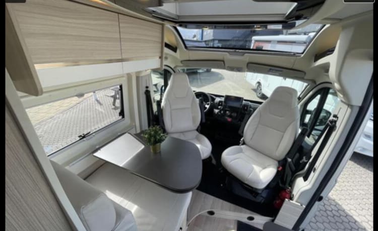 Dreamer D 68 – Mooie, ruime en luxe camperbus met enkele bedden en 9-traps automaat