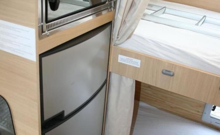 RollerTeam  – Spacious RollerTeam with many extras. Bunk bed and a large alcove. 7 seat belts