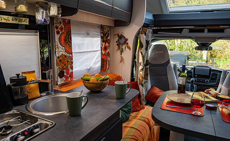 Start in de Ardennen – Luxuriöser Chausson für 2 Personen aus dem Jahr 2021 mit klassischer Vanguard-Wohnmobilverpackung.