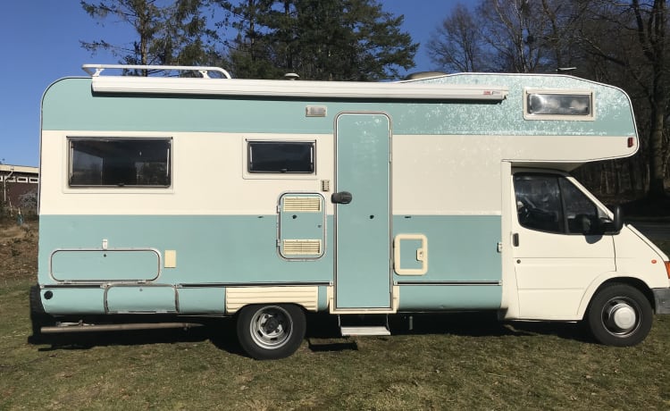 Camping-car spacieux joliment restylé avec lits fixes de 2,10 m (sommier à lattes).