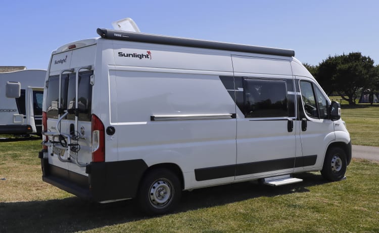 Sunlight Cliff 600 Wohnmobil mit 3 Schlafplätzen und festem Bett