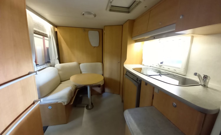 Complete camper, spacious inside. Good controllable for everyone !!