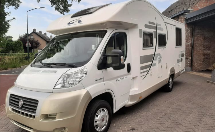 CI X-TIL – Very luxurious 4 person camper with queen bed and pull-down bed, lots of storage space