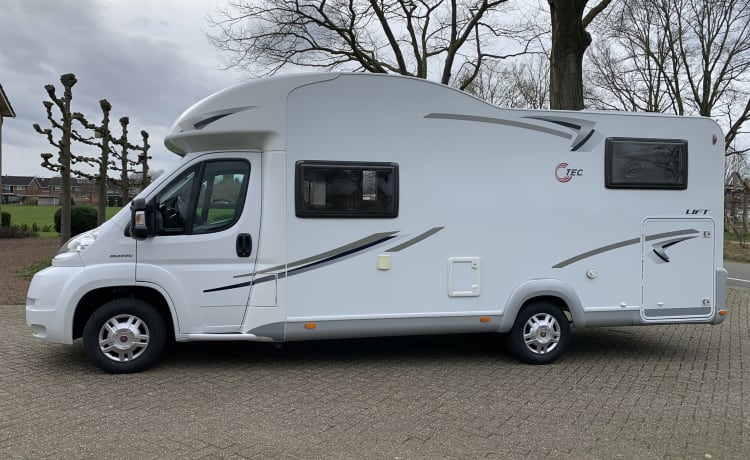 Beau camping-car 4 personnes spacieux et confortable entièrement équipé