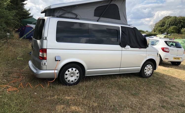 Vanessa  – Furgone camper VW T5.1 4 posti letto Pop Top