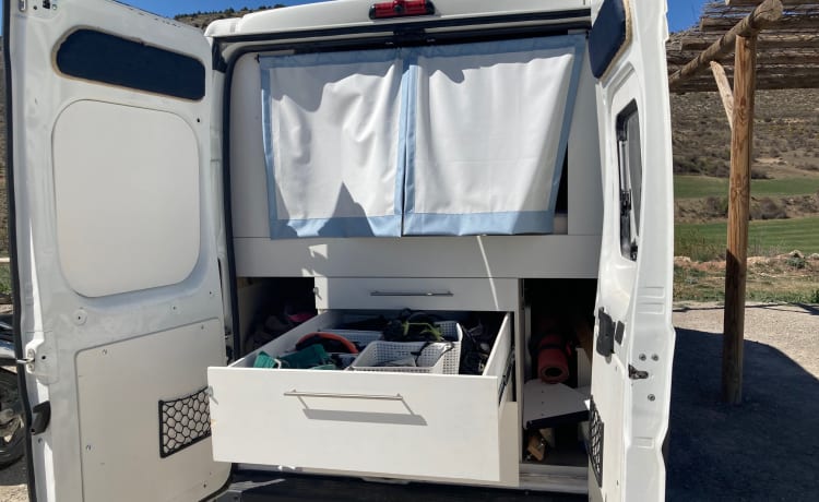 Camping-car confortable hors réseau pour les amoureux de la nature