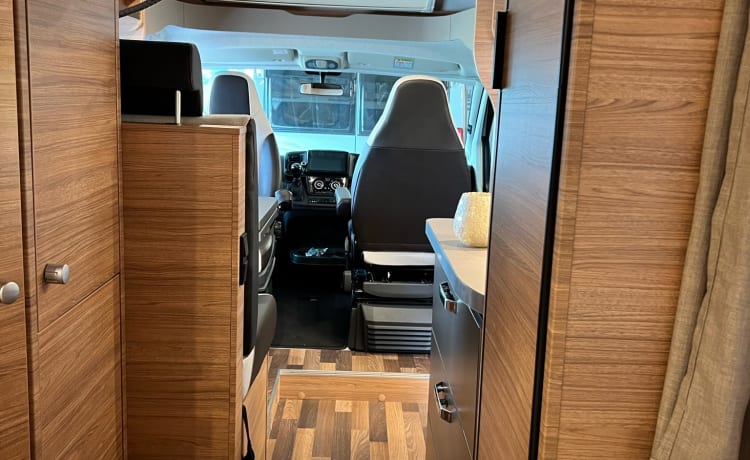 Weinsberg 600MF Pepper Edition – Very complete new 2 person semi-integrated camper (June 2022)