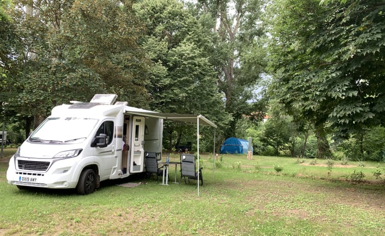 Amy – Onberispelijke, door coach gebouwde luifel, fietsenrek en LPG met 2 slaapplaatsen en lage kilometerstand uit 2019