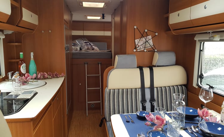 Luxury 6-person camper for rent {OFFER}