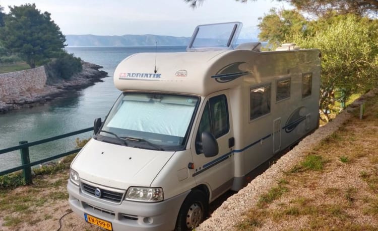 4 personnes Adriatik 650 semi-intégré de 2006