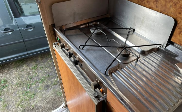 Hymer camper – Old school camper fun with this Hymer alcove from 1989