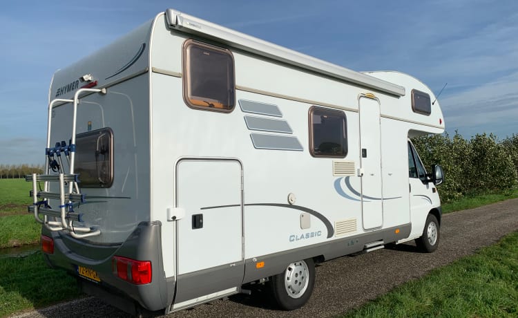 Camping-car familial spacieux Hymer 6p avec lits superposés