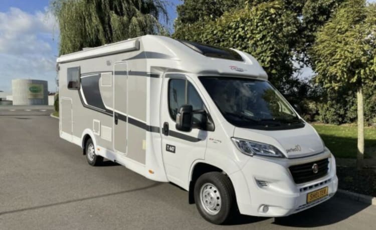 Enjoy Life – Luxus Reisemobil Einzelbetten + Hubbett Carado T447