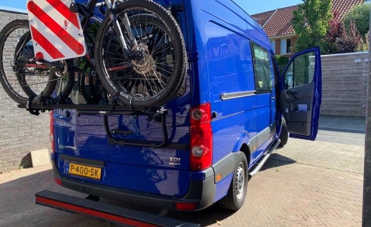 Buscamper met hefdak en fietsendrager 