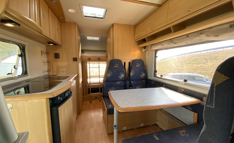 Lola Frisia – Compact fully furnished 6 person camper with bunk top layout