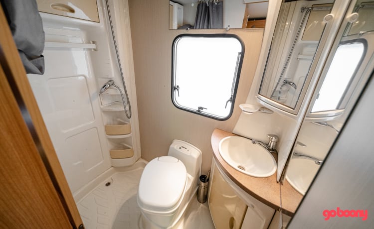  Chausson Flash 03 – Comodo camper familiare con letti a castello