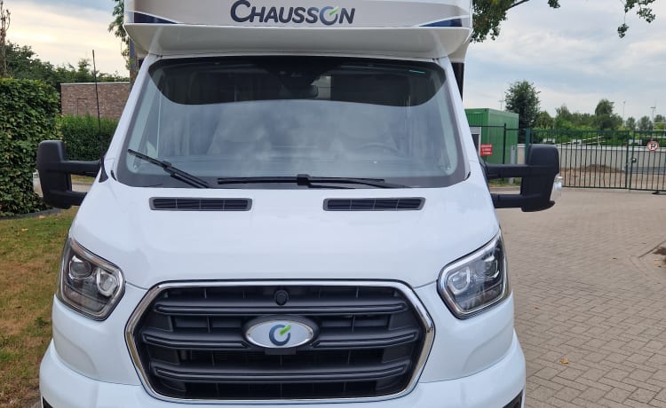 Chausson 720 Titanium Premium (separate room with bunk bed!)