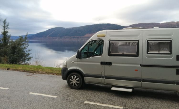 Highland Hamish – 2-persoons Renault LWB bestelwagen uit 2011