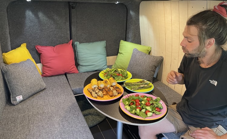 Transit Custom LWB – Kochen Sie drinnen oder draußen mit der verschiebbaren Küchenarbeitsfläche!